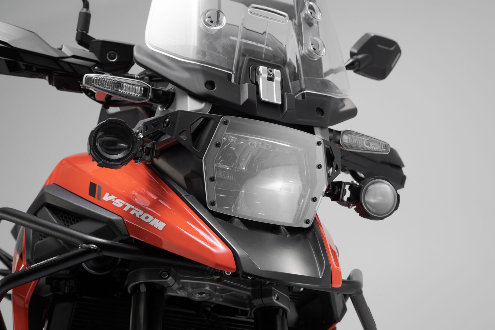 SW-MOTECH / SWモテック EVO ロングビームヘッドライトキット（ブラック）。Suzuki V-Strom 1050（19年～）。 | NSW.05.936.61001/B