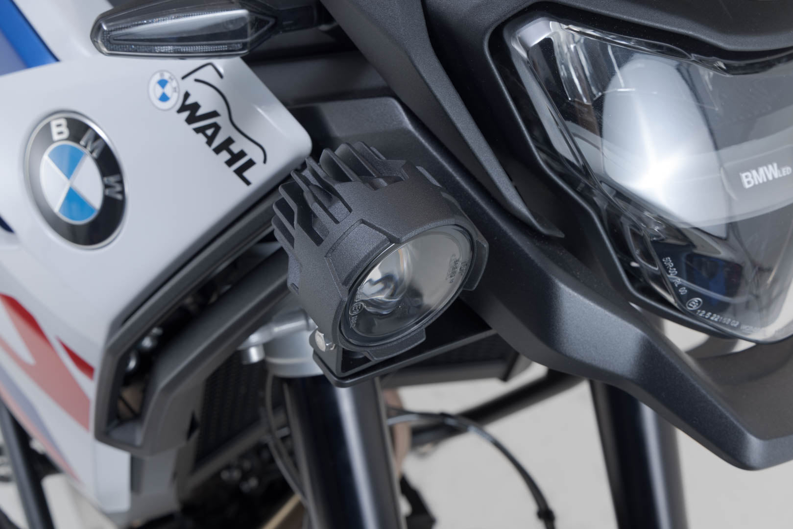 SW-MOTECH / SWモテック EVO ロングレンジヘッドライトキット（ブラック）。BMW F 900 GS (23-)。 | NSW.07.602.61000/B