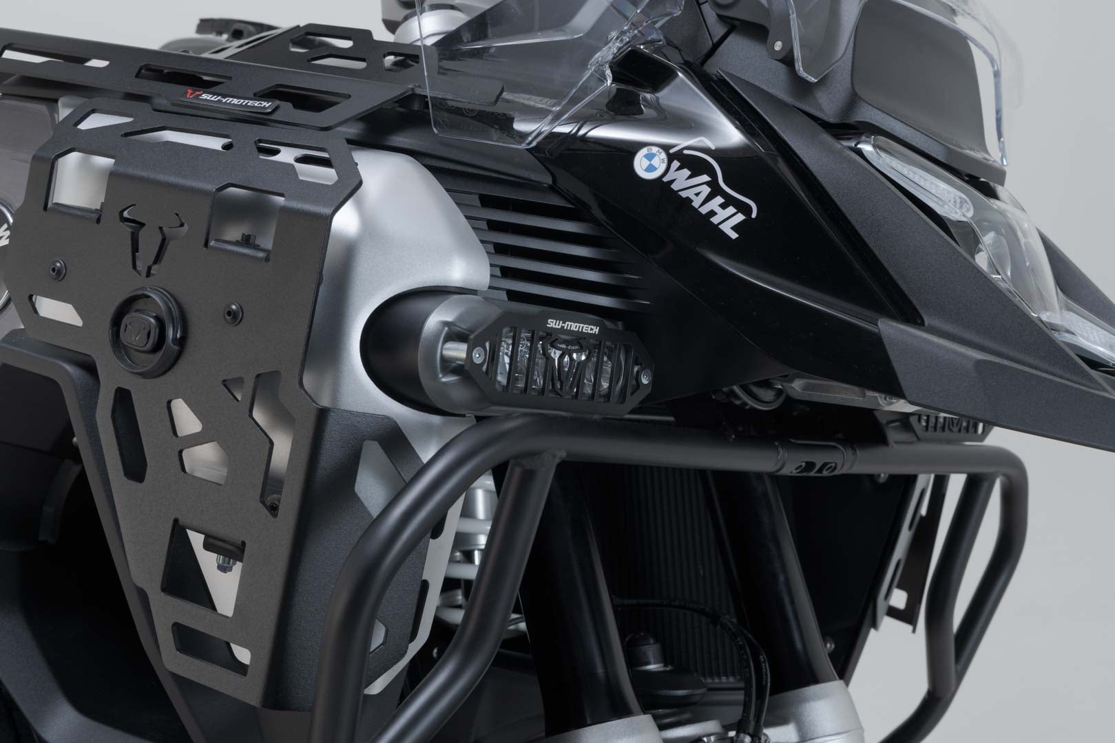 SW-MOTECH / SWモテック 補助ヘッドライト用プロテクション（ブラック）。BMW R 1300 GS Adventure (24-)。 | NSW.07.976.10000/B