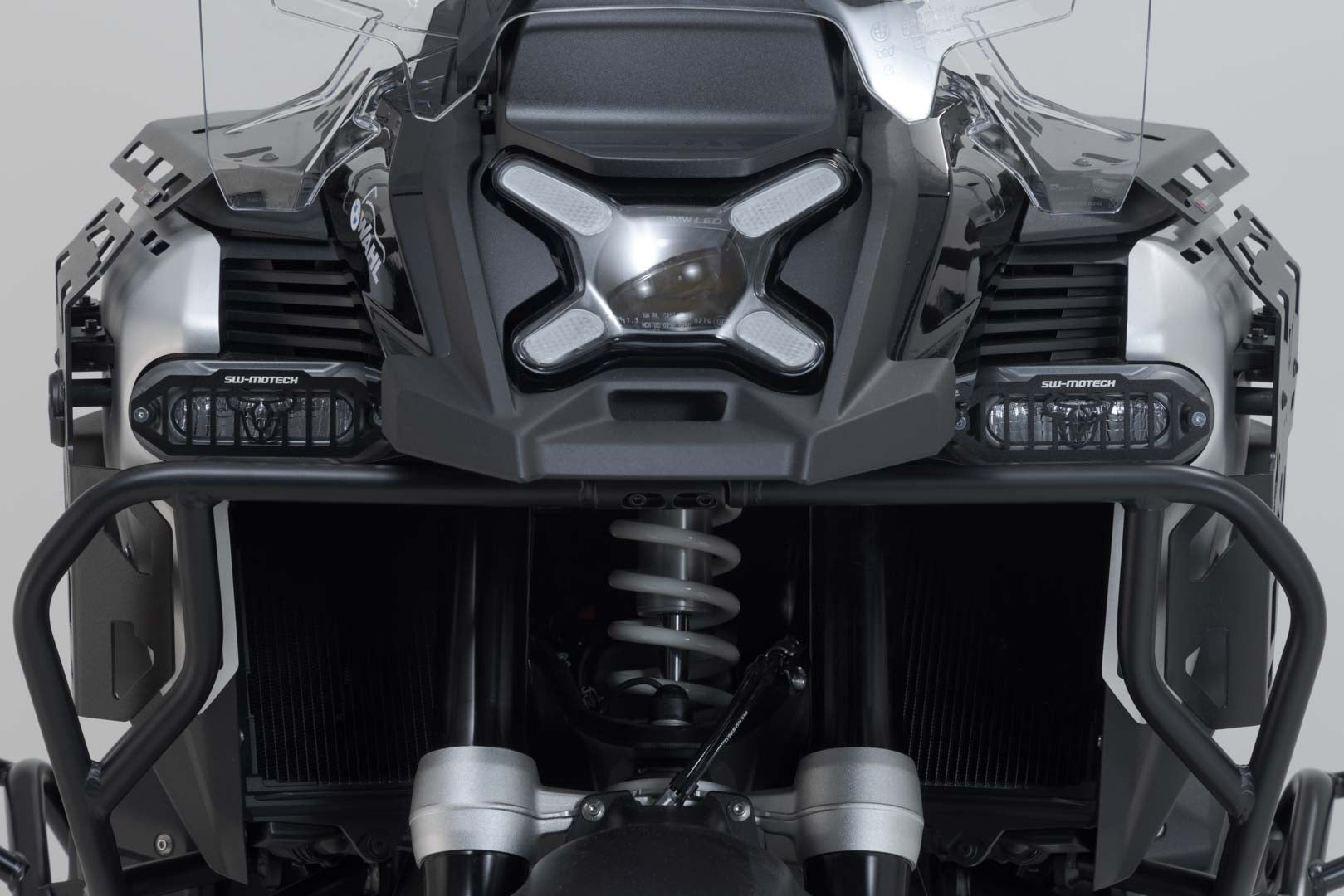 SW-MOTECH / SWモテック 補助ヘッドライト用プロテクション（ブラック）。BMW R 1300 GS Adventure (24-)。 | NSW.07.976.10000/B