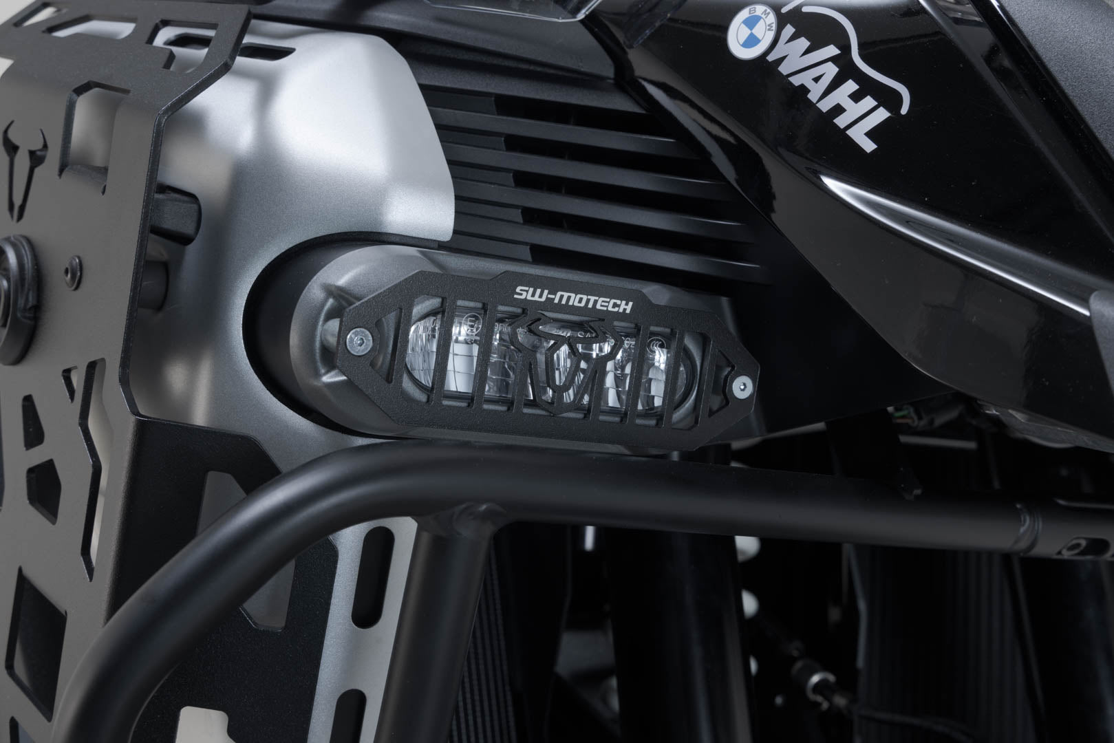 SW-MOTECH / SWモテック 補助ヘッドライト用プロテクション（ブラック）。BMW R 1300 GS Adventure (24-)。 | NSW.07.976.10000/B
