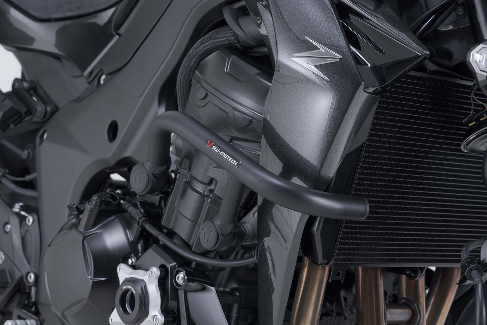 SW-MOTECH / SWモテック ブラック・クラッシュバー。Kawasaki Z1100 (25-)。 | SBL.08.065.10000/B