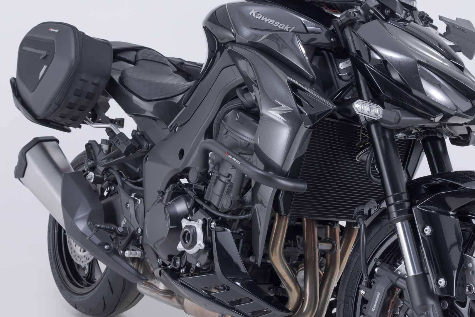 SW-MOTECH / SWモテック ブラック・クラッシュバー。Kawasaki Z1100 (25-)。 | SBL.08.065.10000/B