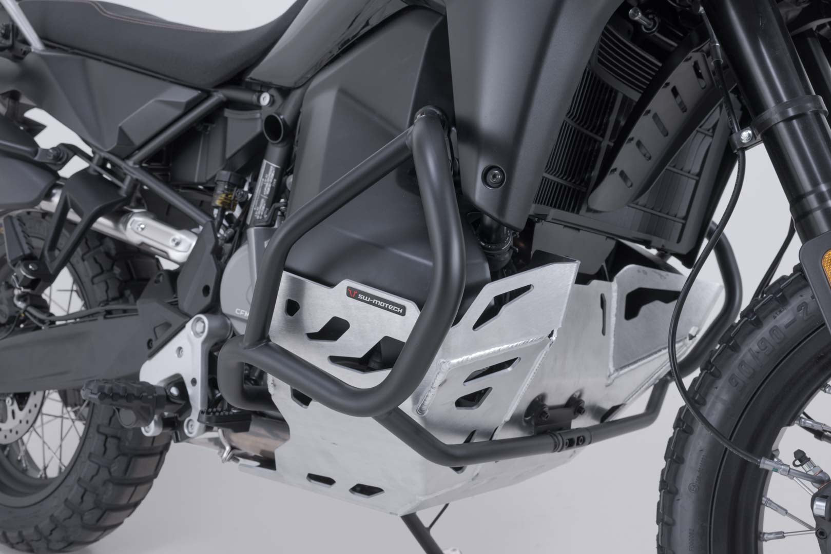 SW-MOTECH / SWモテック クラッシュバー（ブラック）。CFMoto 800MT-X (24-)。 | SBL.10.057.10000/B