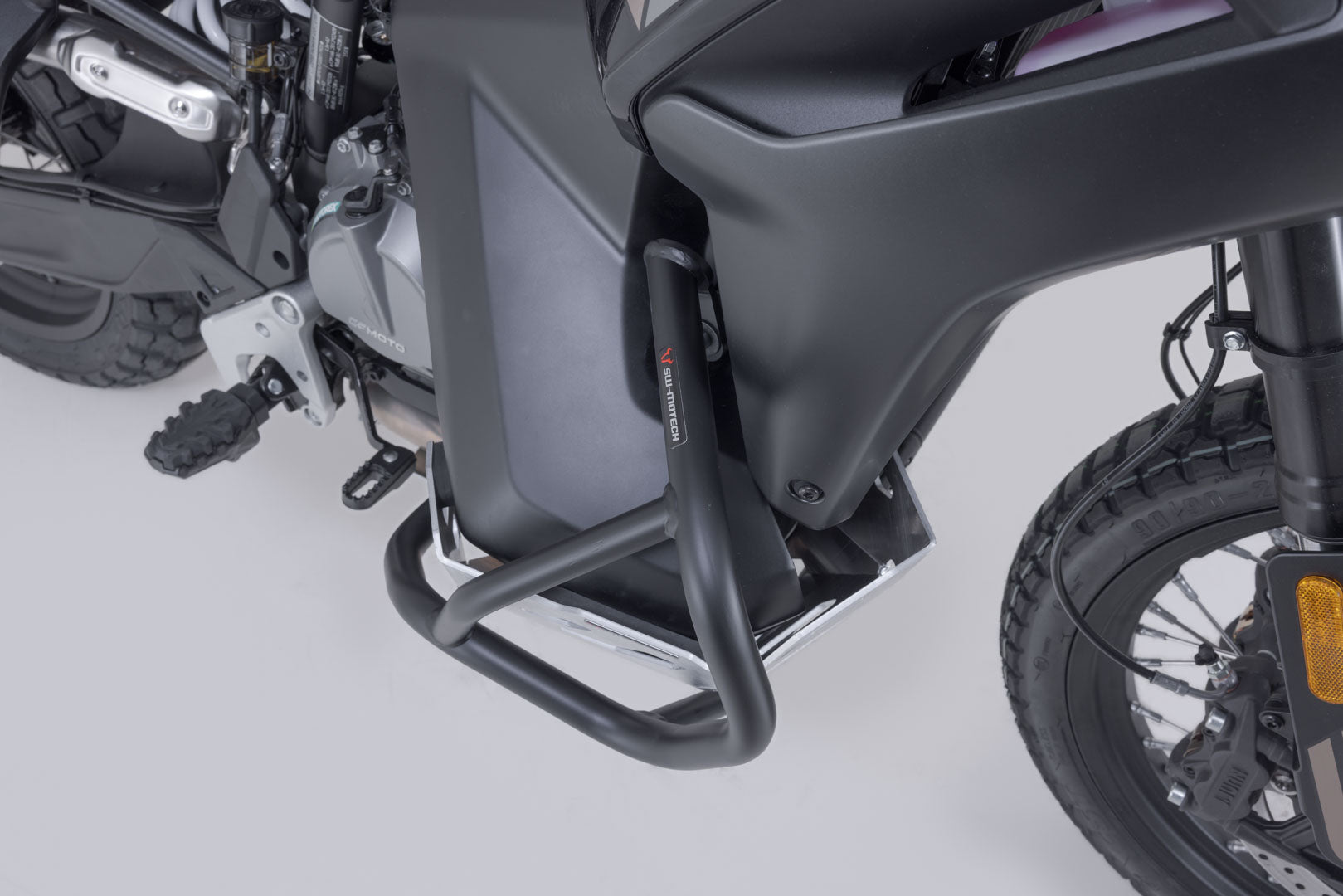 SW-MOTECH / SWモテック クラッシュバー（ブラック）。CFMoto 800MT-X (24-)。 | SBL.10.057.10000/B