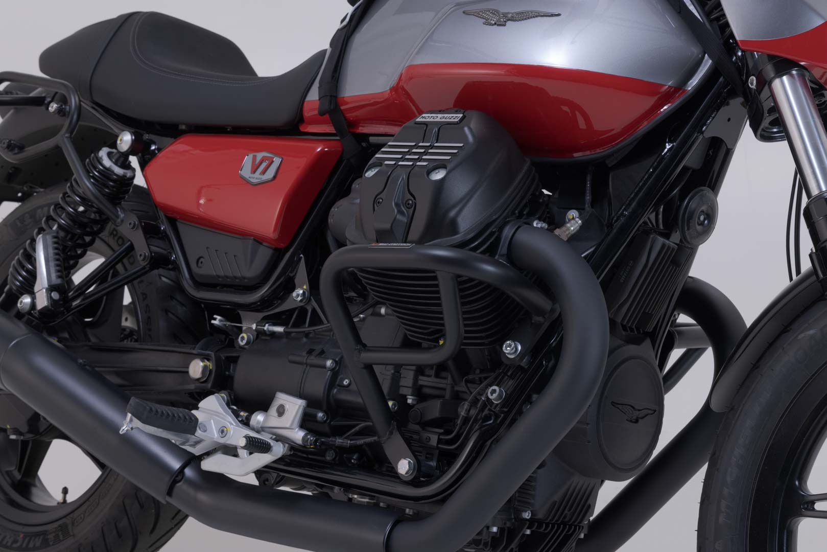 SW-MOTECH / SWモテック ブラック・クラッシュバー。Moto Guzzi V7/V9 モデル用。 | SBL.17.847.10000/B