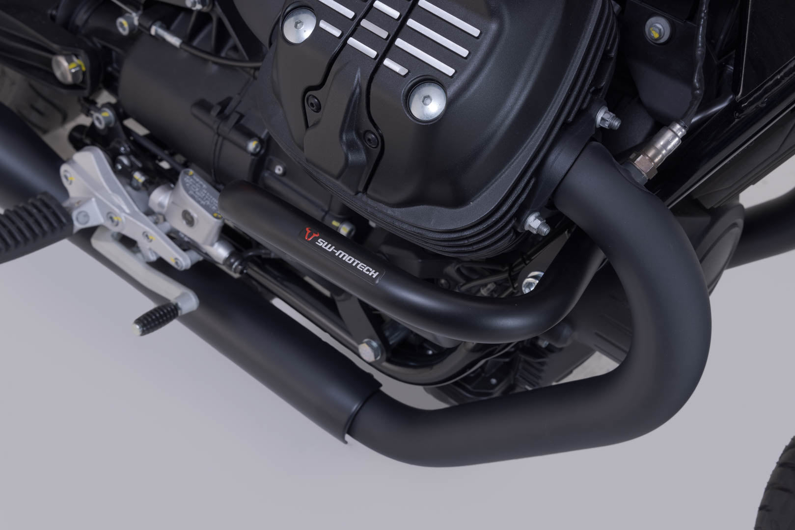 SW-MOTECH / SWモテック ブラック・クラッシュバー。Moto Guzzi V7/V9 モデル用。 | SBL.17.847.10000/B
