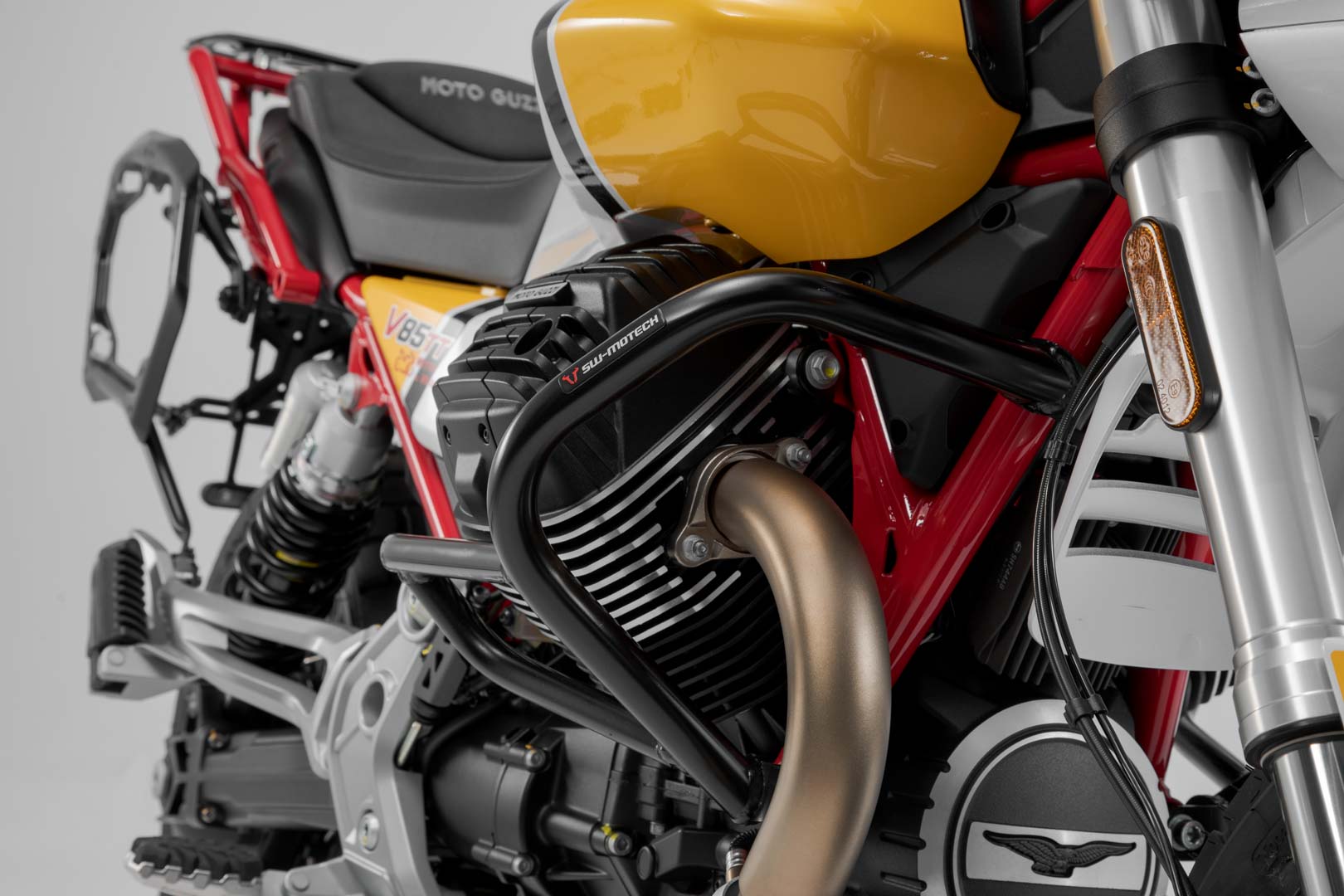 SW-MOTECH / SWモテック クラッシュバー（ブラック）。Moto Guzzi V85 TT/Travel/Strada（19-）。 | SBL.17.925.10001/B