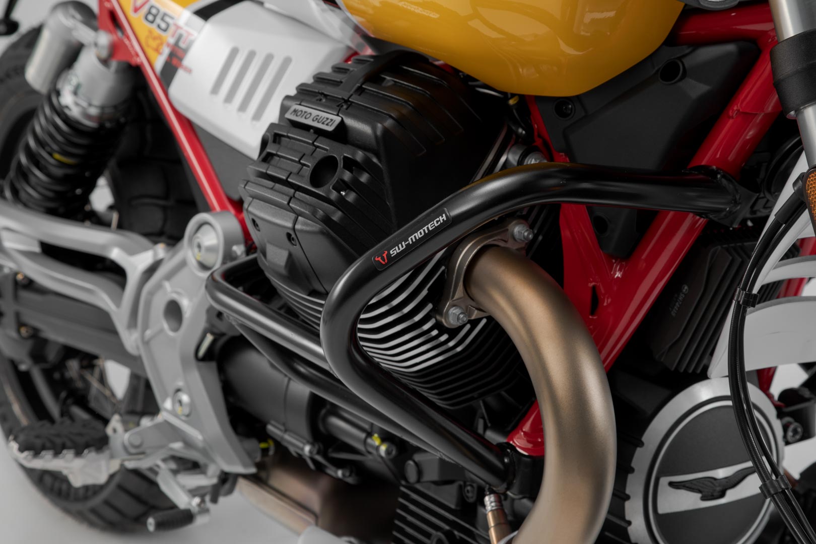 SW-MOTECH / SWモテック クラッシュバー（ブラック）。Moto Guzzi V85 TT/Travel/Strada（19-）。 | SBL.17.925.10001/B