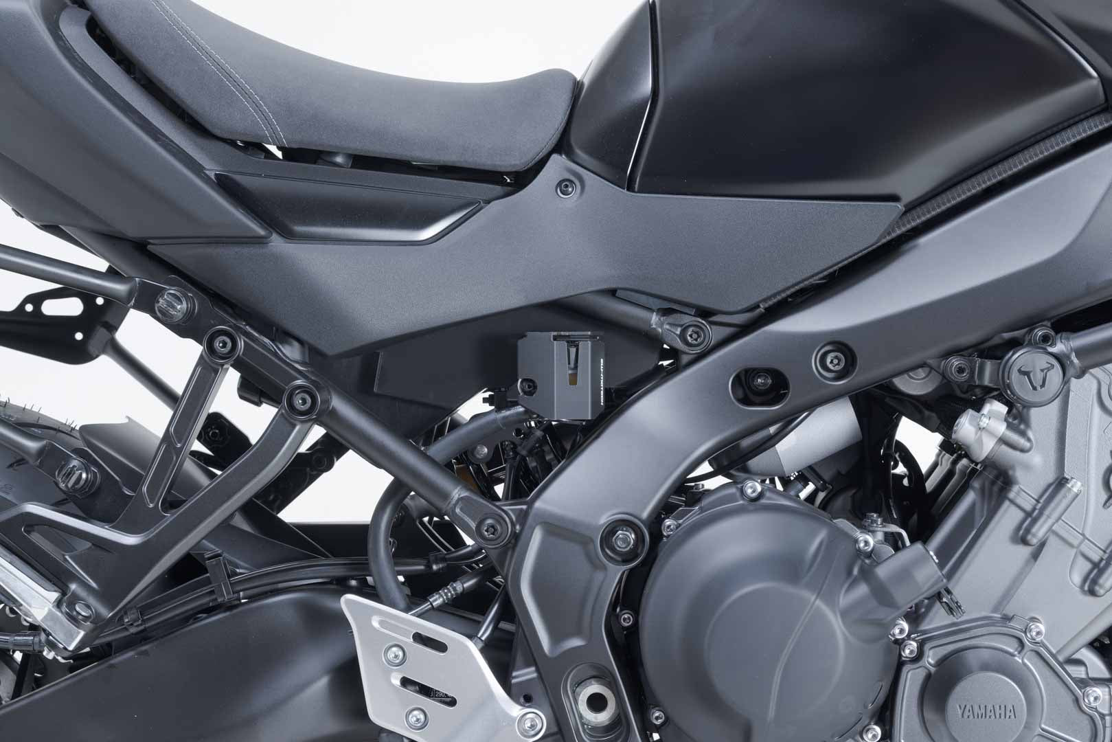 SW-MOTECH / SWモテック ブレーキフルードリザーバープロテクション（ブラック）。Yamaha・トレーサー 9 / GT / GT+（24年～）。 | SCT.06.597.10000/B