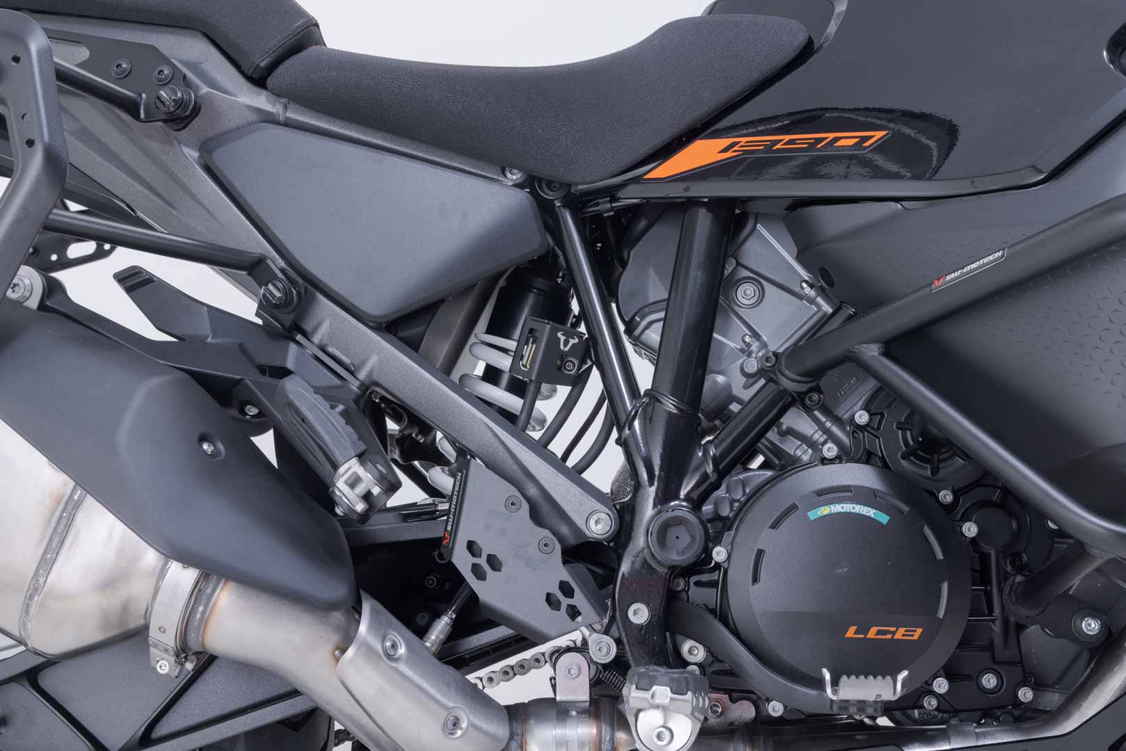 SW-MOTECH / SWモテック ブレーキフルードリザーバープロテクション（ブラック）。BMW、Ducati、KTM、ハスクバーナ各モデル対応。 | SCT.07.174.10900/B