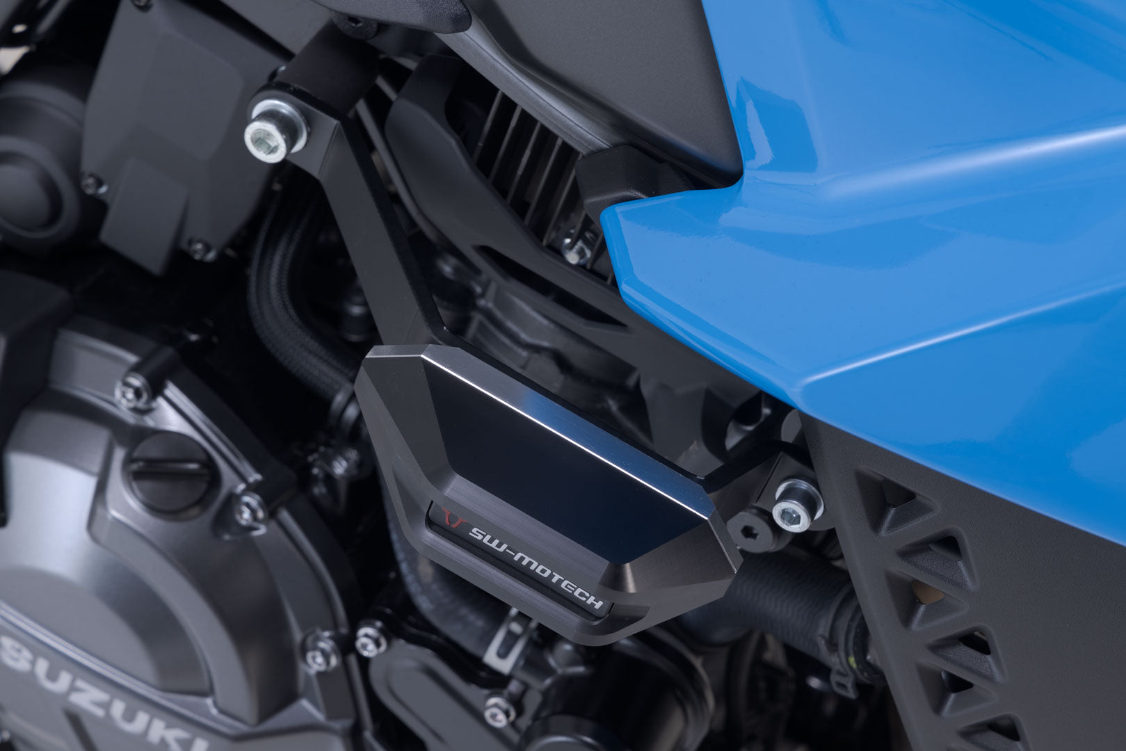 SW-MOTECH / SWモテック フォールパッドホルダー（ブラック）。Suzuki GSX-8S（22-）。 | STP.05.590.81000/B