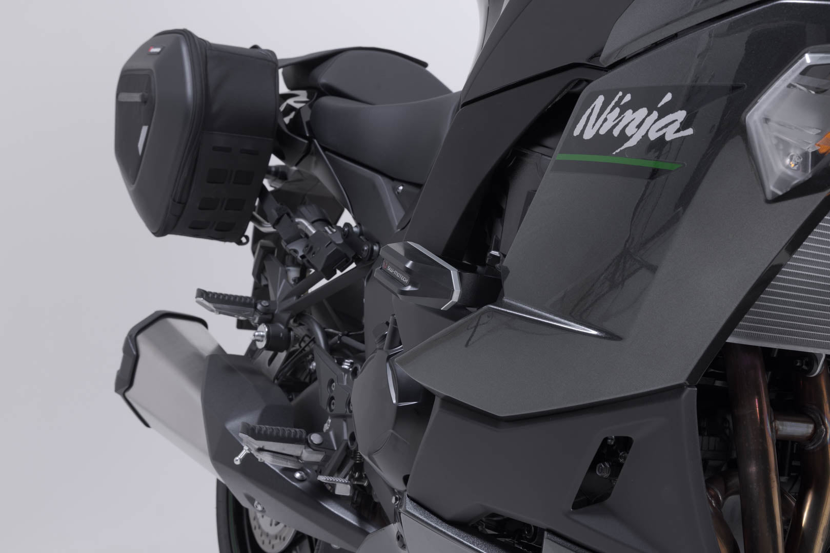 SW-MOTECH / SWモテック フォールパッドキット（ブラック）。Kawasaki ニンジャ 1000SX、1100 SX/SE。 | STP.08.590.11602/B