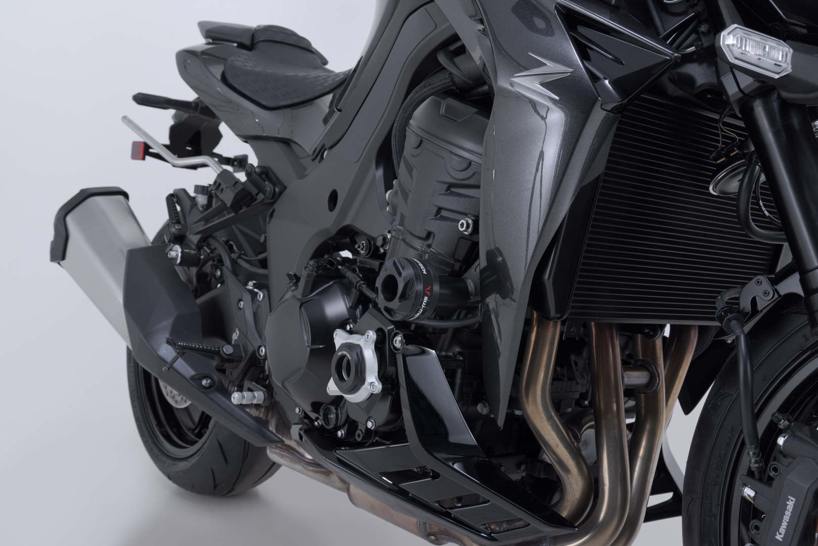 SW-MOTECH / SWモテック フォールパッドキット（ブラック）。Kawasaki Z900 モデル（16-）／Z1100（25-）。 | STP.08.868.10001/B