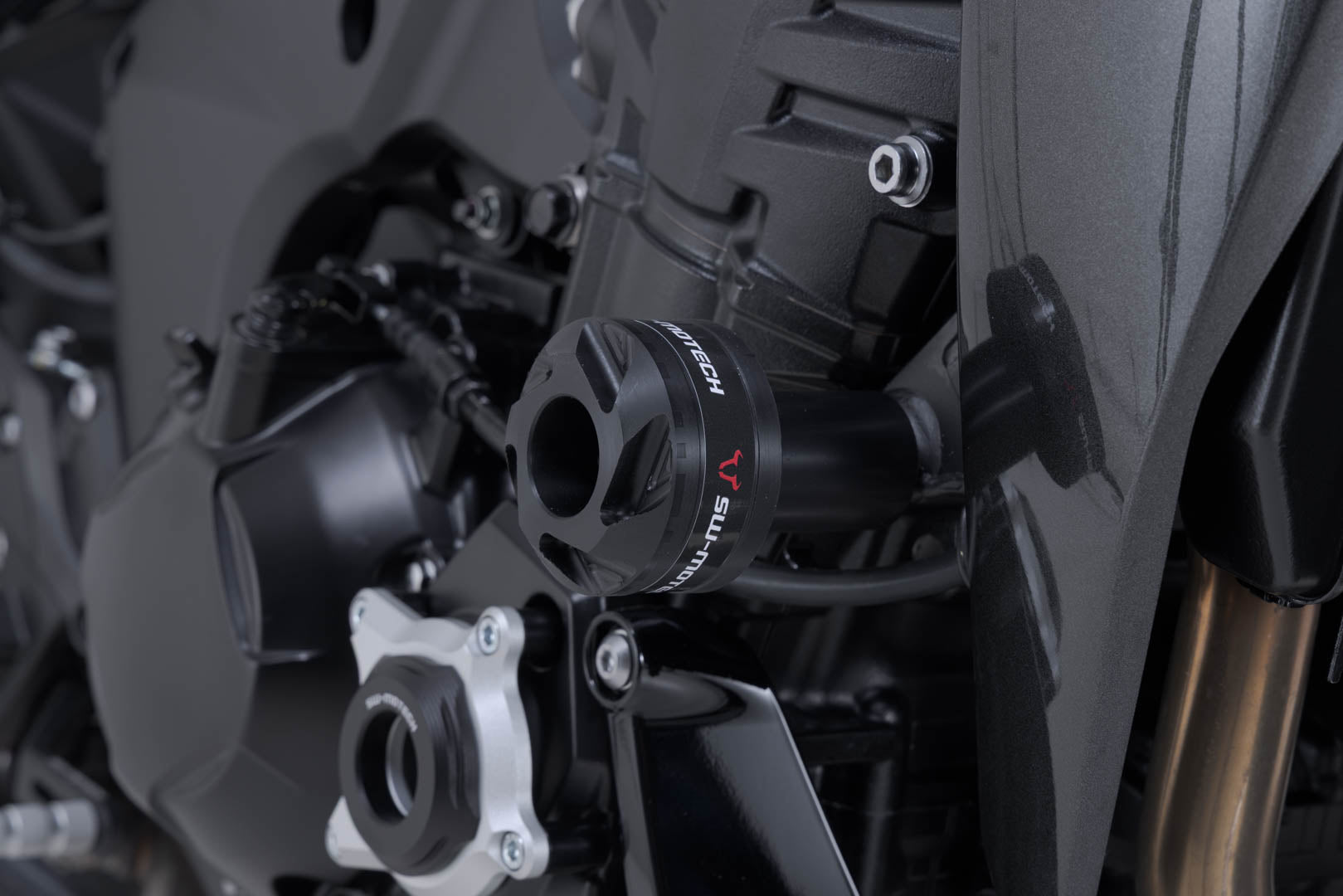 SW-MOTECH / SWモテック フォールパッドキット（ブラック）。Kawasaki Z900 モデル（16-）／Z1100（25-）。 | STP.08.868.10001/B