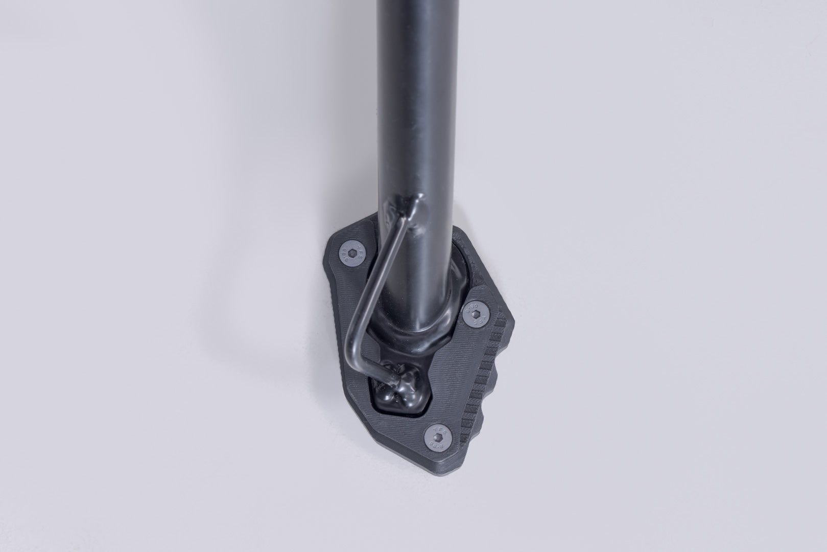 SW-MOTECH / SWモテック サイドスタンドプレート拡張パーツ ブラック／シルバー。KTM 250 Adv、390 Adv (25-)用。 | STS.04.417.10000