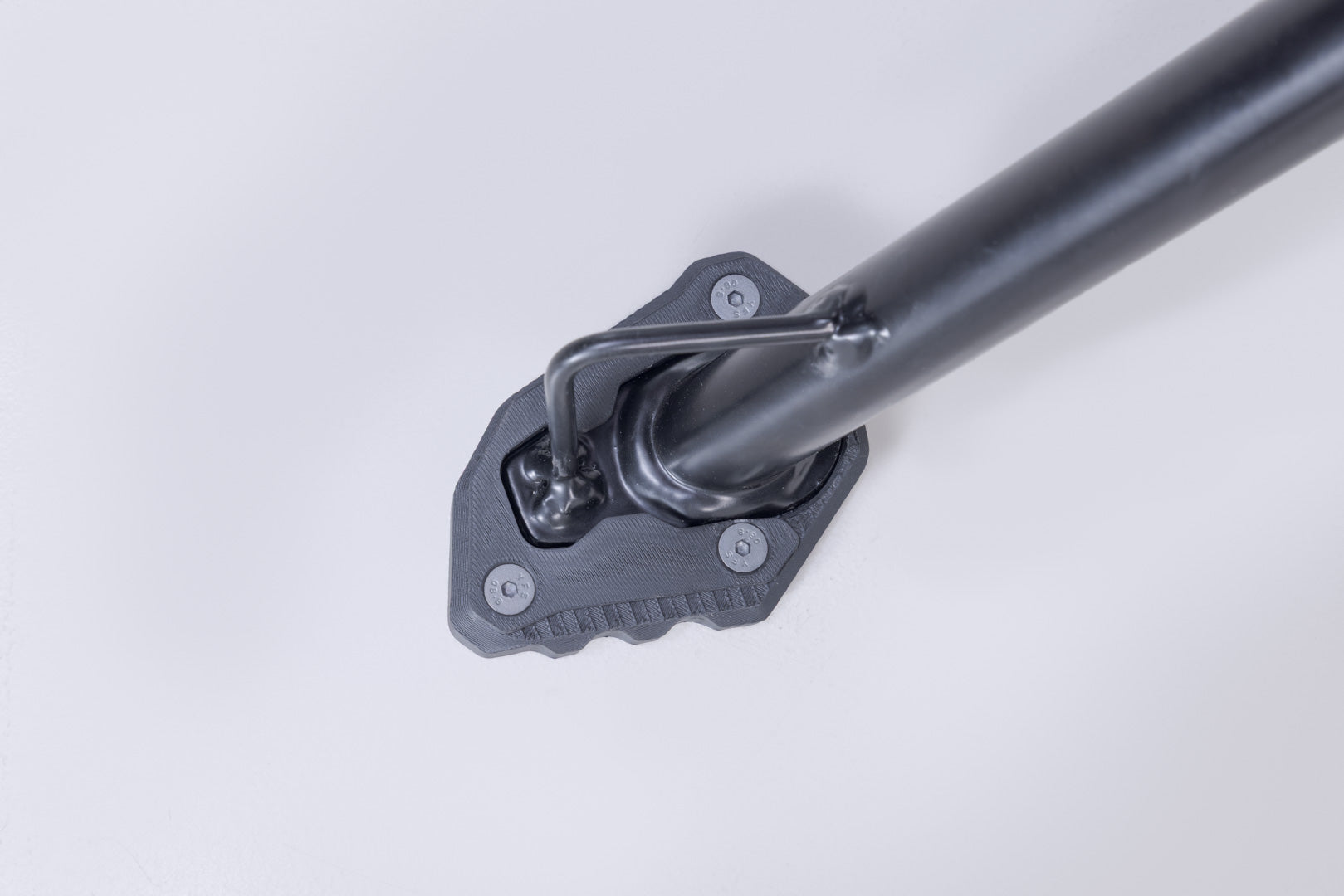 SW-MOTECH / SWモテック サイドスタンドプレート拡張パーツ ブラック／シルバー。KTM 250 Adv、390 Adv (25-)用。 | STS.04.417.10000