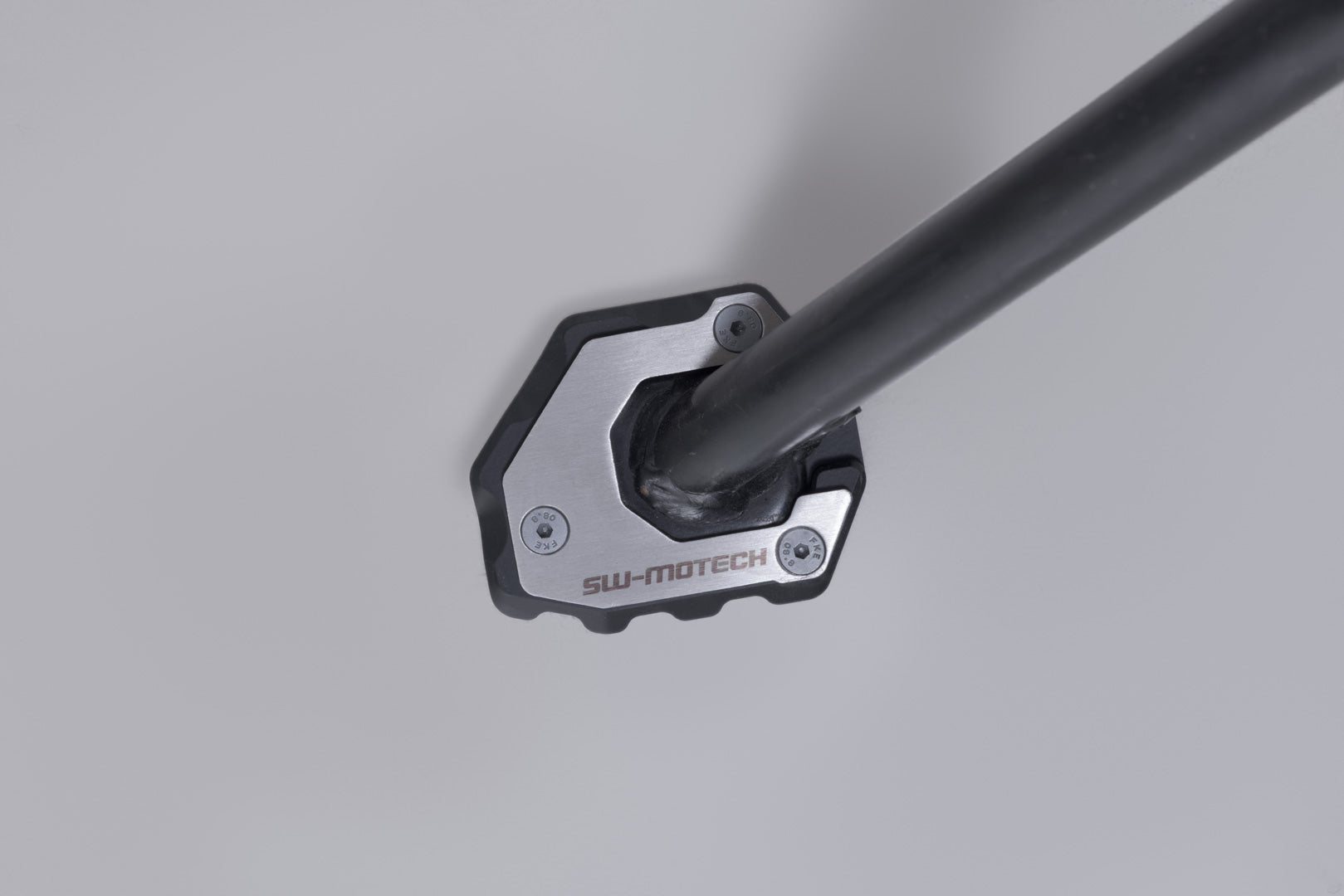 SW-MOTECH / SWモテック サイドスタンドプレート拡張キット ブラック／シルバー。Suzuki DR-Z4S / DR-Z4SM (25-)。 | STS.05.071.10001