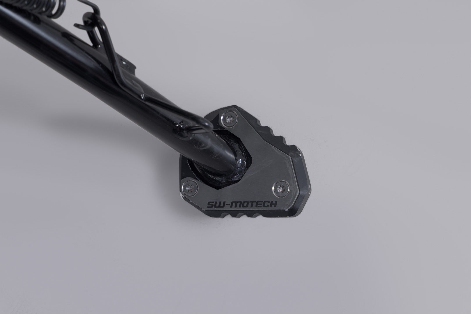 SW-MOTECH / SWモテック サイドスタンドプレート拡張キット ブラック／シルバー。Kawasaki KLE500/KLE500 SE (26-)。 | STS.08.084.10000