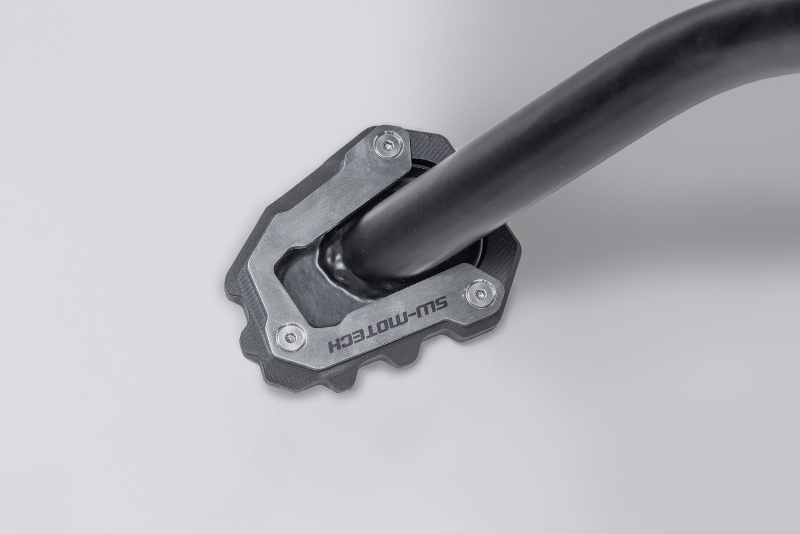 SW-MOTECH / SWモテック サイドスタンドプレート用ワイド化パーツ ブラック／シルバー。Trium Tiger Sport 660／800 (24-)用。 | STS.11.991.10100
