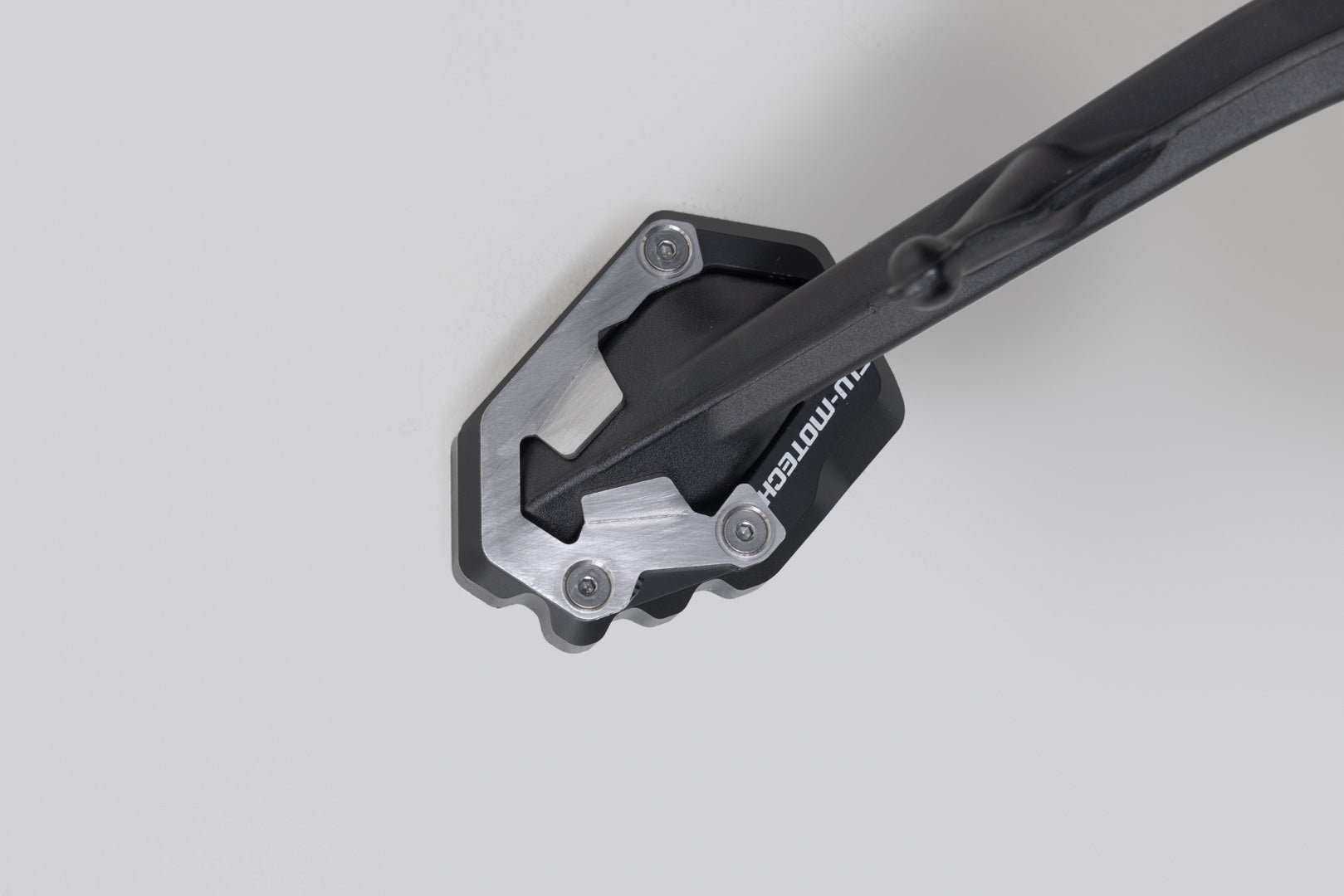 SW-MOTECH / SWモテック サイドスタンドプレート拡張パーツ ブラック／シルバー。ロイヤル・エンフィールド ヒマラヤン 450／ラリー | STS.41.620.10000