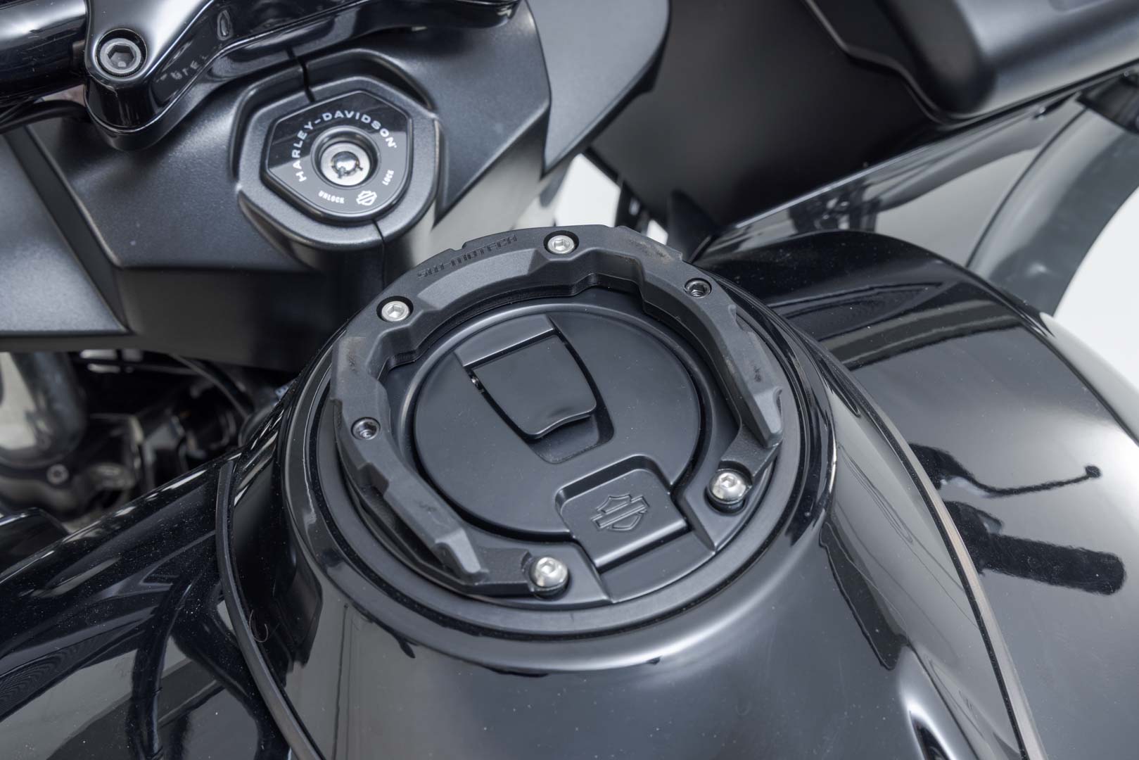 SW-MOTECH / SWモテック PRO タンクリング ブラック。Harley-Davidson パン・アメリカ (21-)。 | TRT.00.787.21701/B