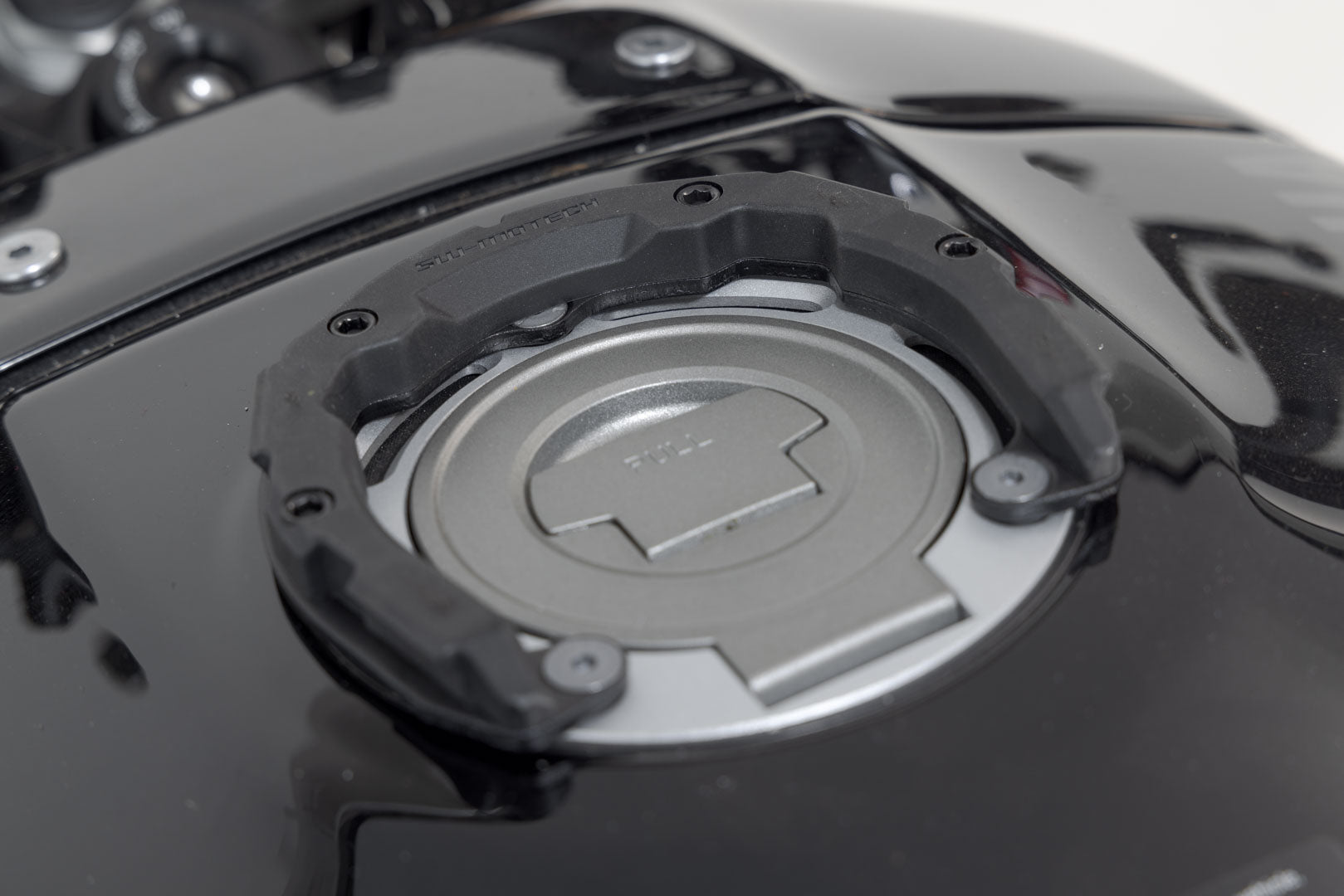 SW-MOTECH / SWモテック PRO タンクリング（ブラック）。Yamaha YZF-R1／R3／R7、MT-03／-10／-125。 | TRT.00.787.30502/B
