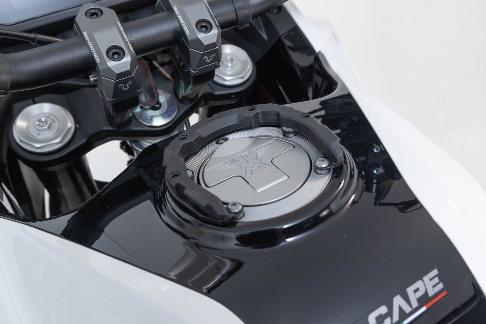 SW-MOTECH / SWモテック PRO タンクリング（ブラック）。Yamaha、モト・モリニの各モデル用。 | TRT.00.787.31802/B