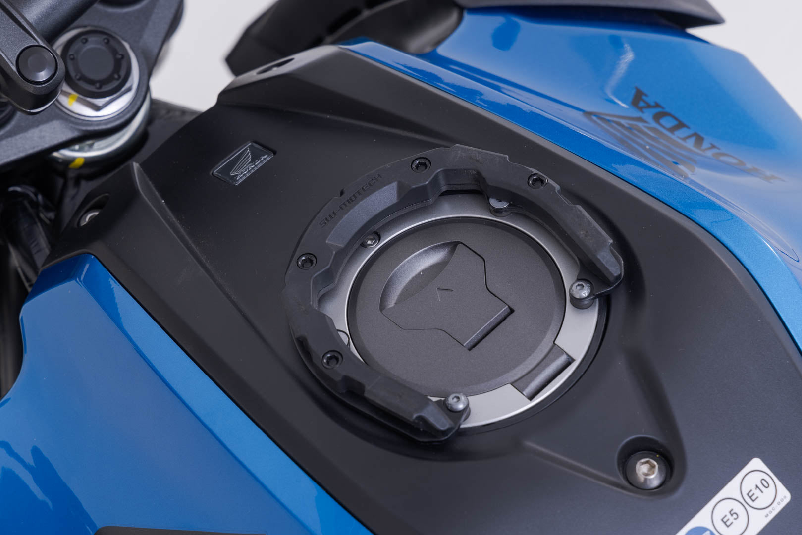 SW-MOTECH / SWモテック PRO タンクリング ブラック。Honda CB125R (24-)。 | TRT.00.787.33701/B