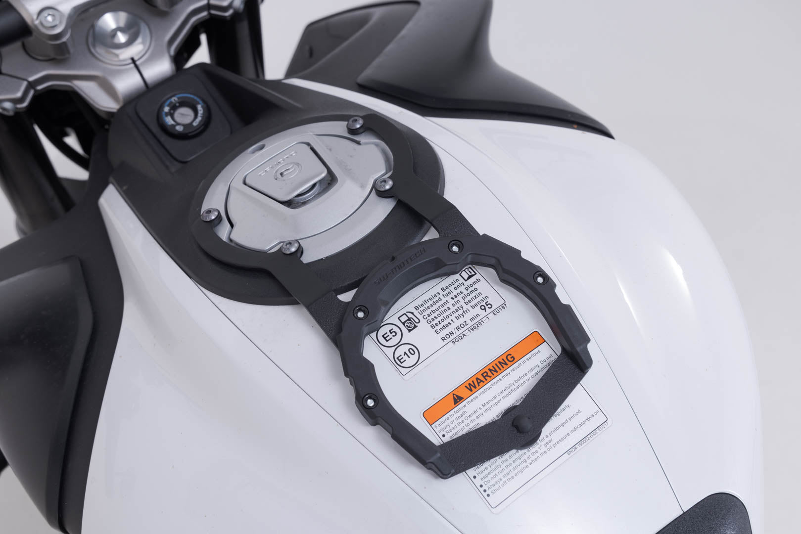 SW-MOTECH / SWモテック PRO タンクリング（ブラック）。CFMoto 450NK / 450SR / 450SR S (23-)。 | TRT.00.787.33800/B