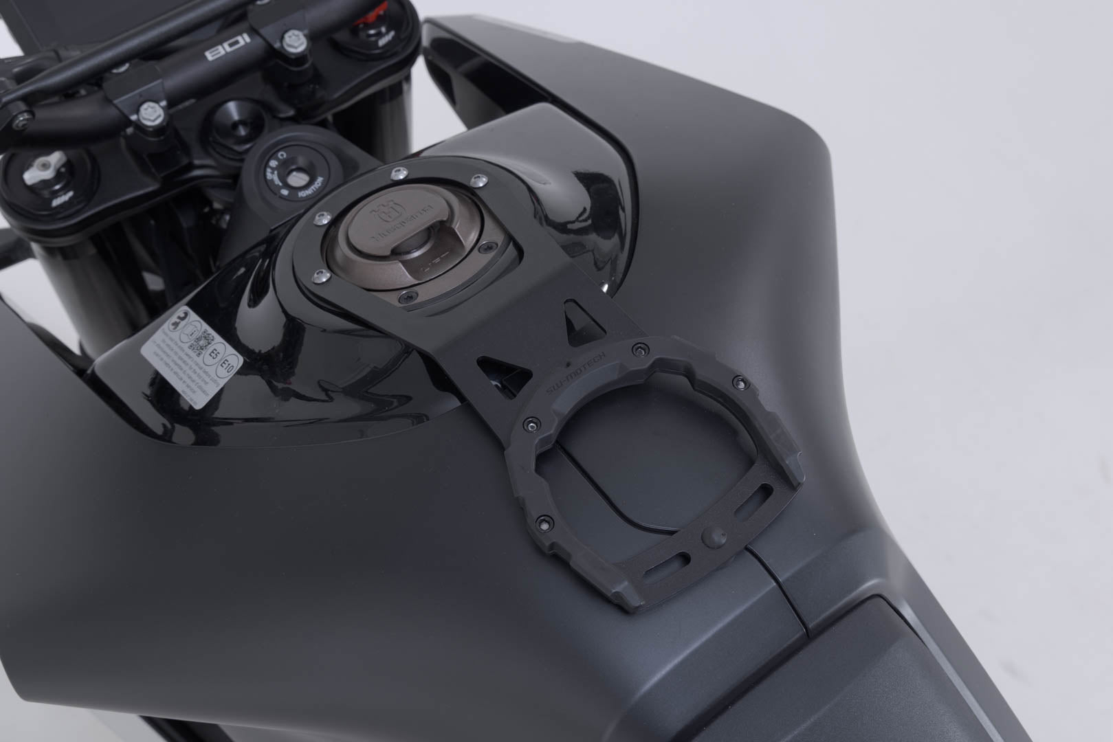 SW-MOTECH / SWモテック PRO タンクリング ブラック。ハスクバーナ・スヴァルトピレン 801 (24-)。 | TRT.00.787.34000/B