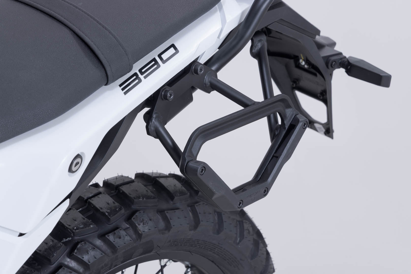 SW-MOTECH / SWモテック V-LOC サイドキャリア（左側） KTM 125 End/SMC R、250 Adv、390 Adv/Enduro/SMC R用。 | VMC.04.417.10000