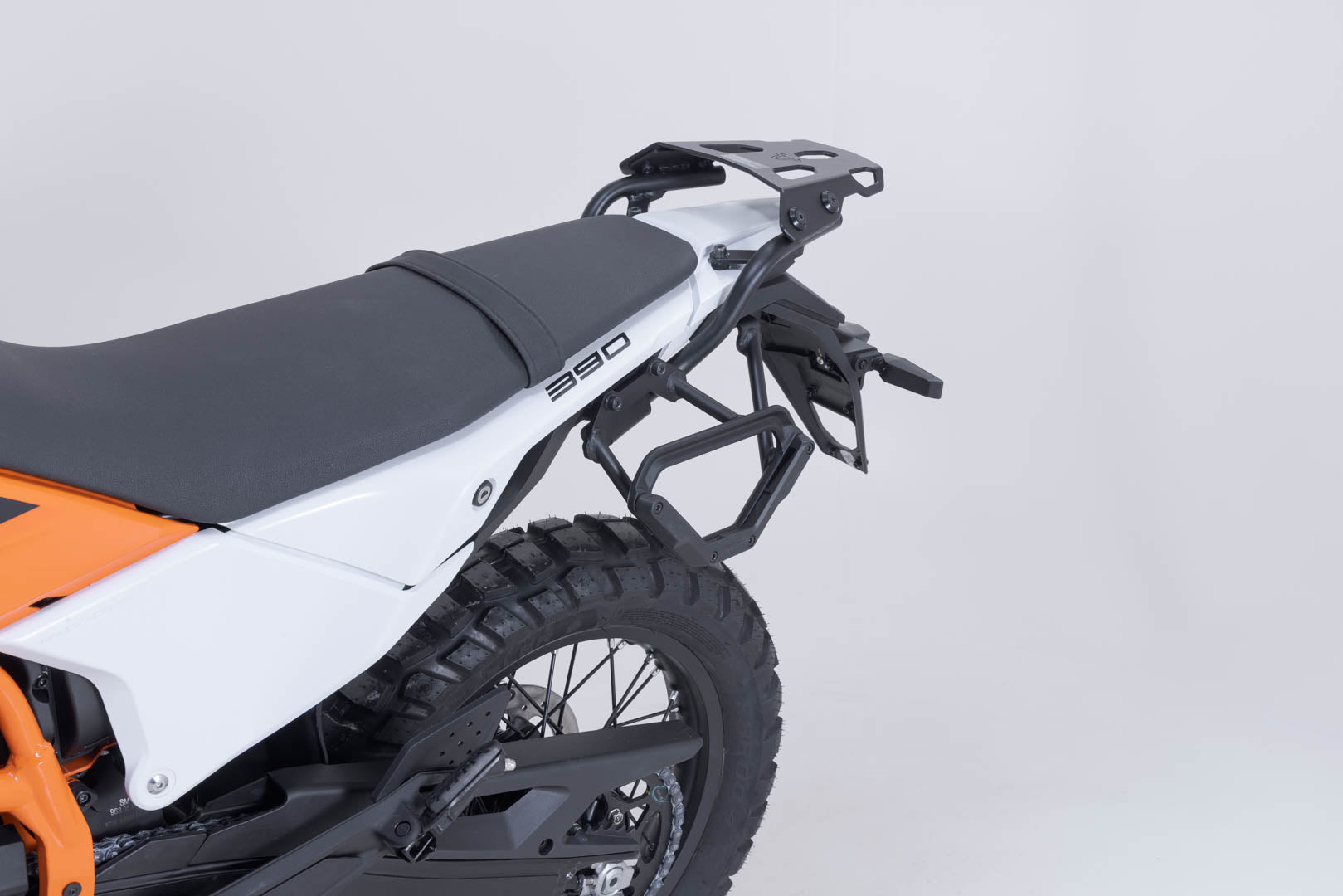 SW-MOTECH / SWモテック V-LOC サイドキャリア（左側） KTM 125 End/SMC R、250 Adv、390 Adv/Enduro/SMC R用。 | VMC.04.417.10000