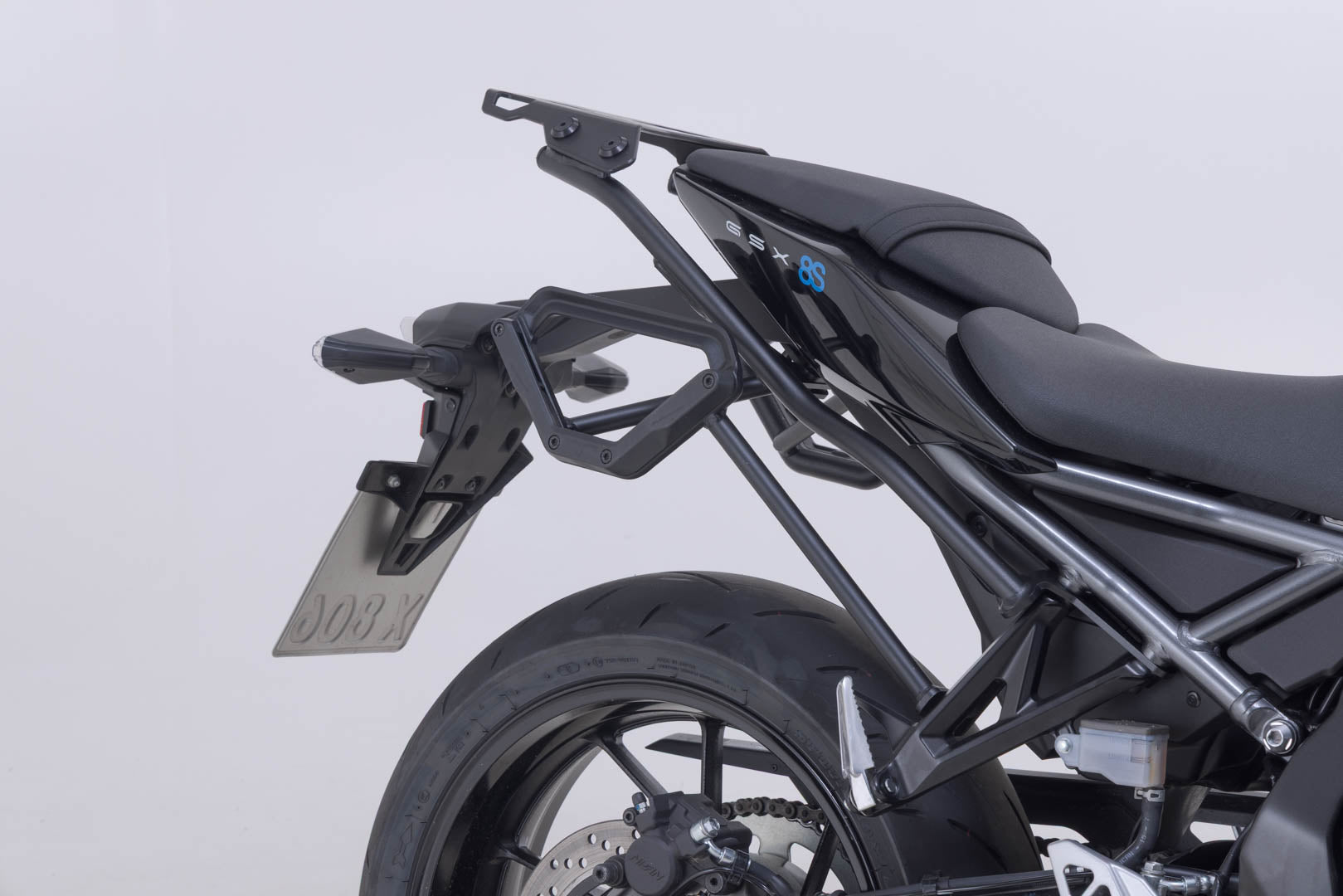 SW-MOTECH / SWモテック V-LOC サイドキャリアセット Suzuki GSX-8S (22-)、GSX-8T / TT (25-) 用。 | VMC.05.031.12001