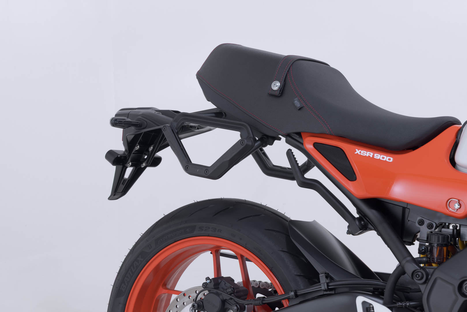 SW-MOTECH / SWモテック V-LOC サイドキャリア（右側） Yamaha XSR900 (21-)、XSR900 GP (23-)。 | VMC.06.932.11000