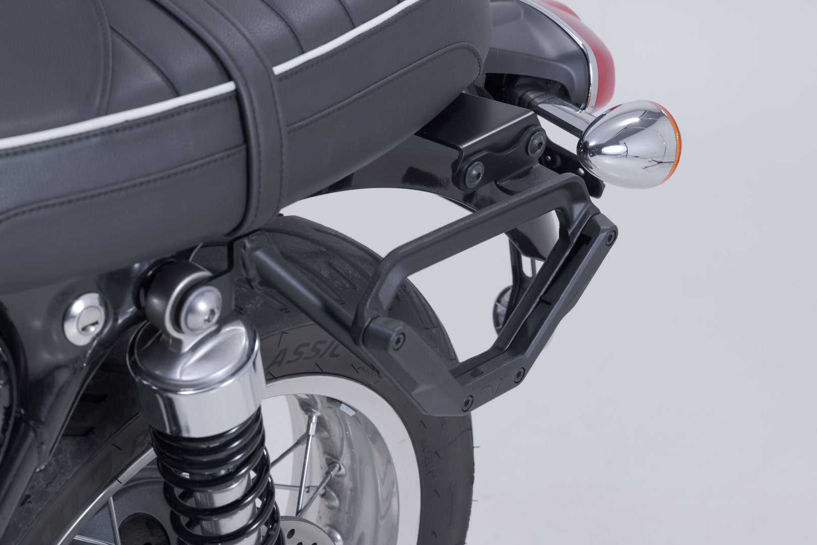 SW-MOTECH / SWモテック V-LOC サイドキャリア（左側） Triumph ボンネビル T100 (16-) / T120 (15-) 用。 | VMC.11.743.10000