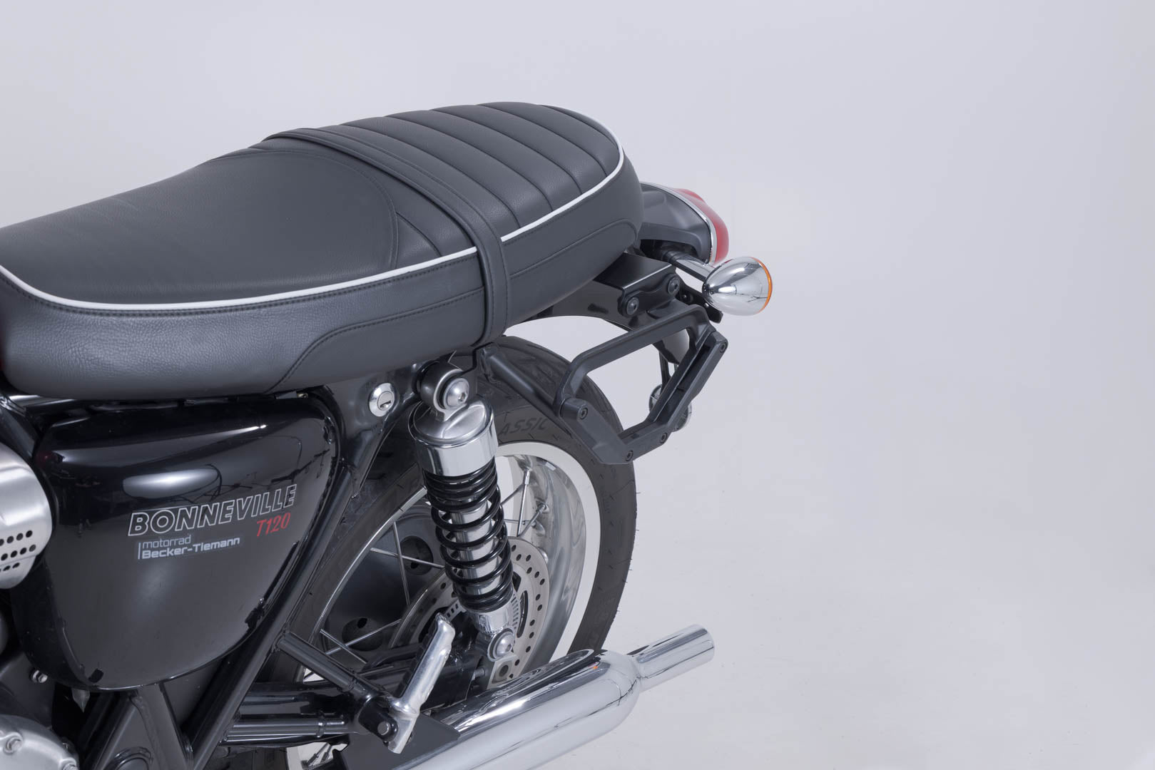 SW-MOTECH / SWモテック V-LOC サイドキャリア（左側） Triumph ボンネビル T100 (16-) / T120 (15-) 用。 | VMC.11.743.10000