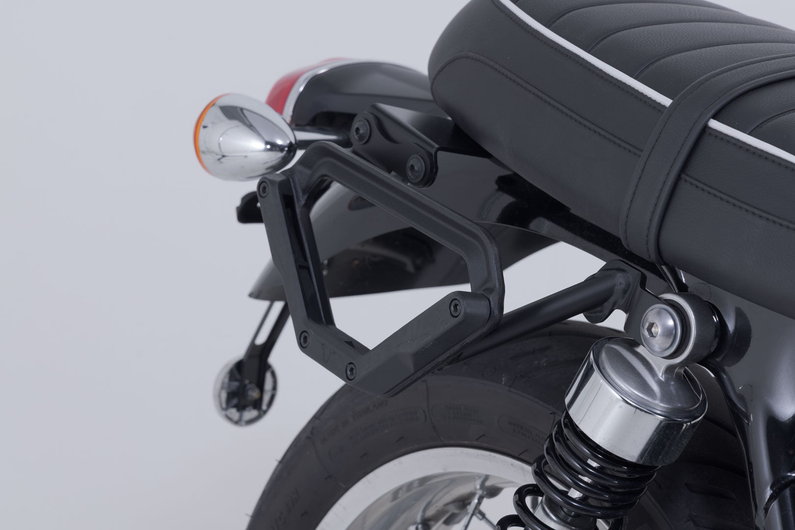 SW-MOTECH / SWモテック V-LOC サイドキャリア（右側） Triumph ボンネビル T100 (16-) / T120 (15-) 用。 | VMC.11.743.11000