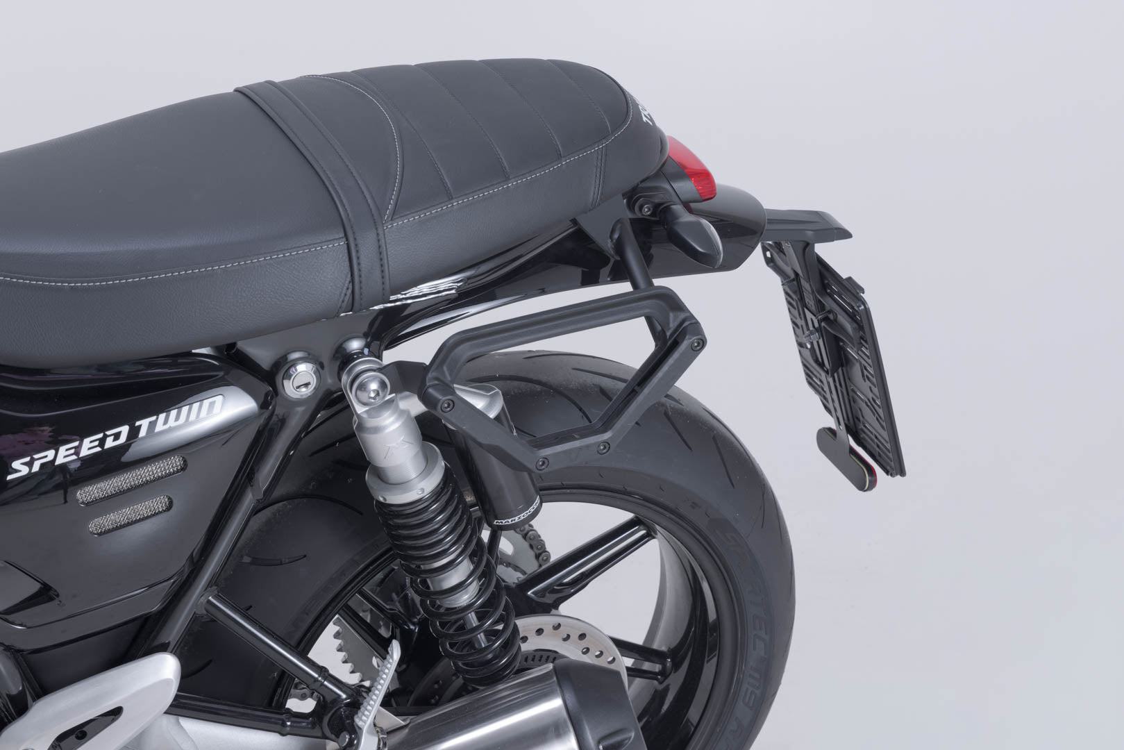 SW-MOTECH / SWモテック V-LOC サイドキャリア（左側） Triumph スピードツイン 1200 (18-)。 | VMC.11.928.10000