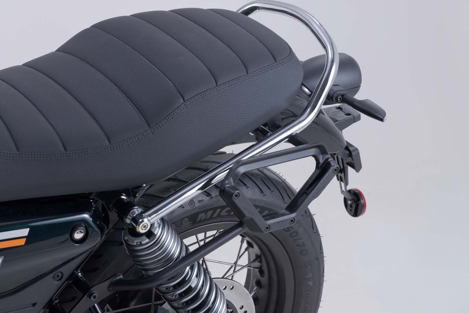 SW-MOTECH / SWモテック V-LOC サイドキャリア（左側） Moto Guzzi V7 モデル（20-）。 | VMC.17.847.10000