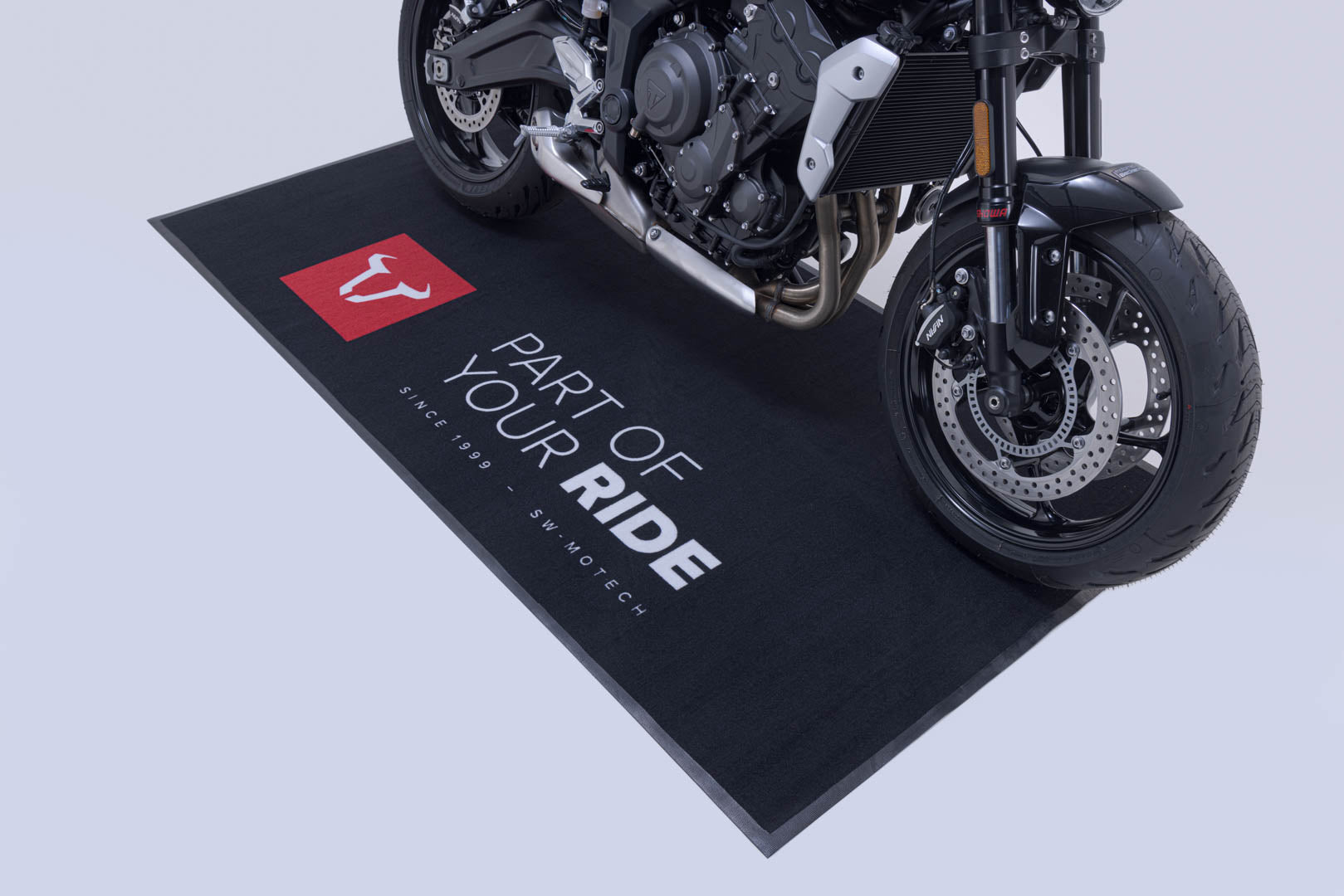 SW-MOTECH / SWモテック SW-MOTECH バイク用マット 2.0×1.0 m。長方形。ブラック。ホワイト・レッドのプリント入り。 | WER.POS.001.10002