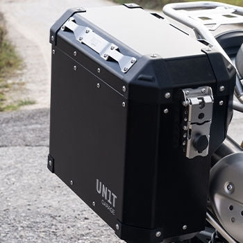 Unitgarage / ユニットガレージ Pair of Atlas 47L + 41L Aluminum panniers with Yamaha frames | AL2C-BL-3206-BL