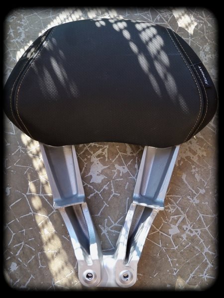 YAMAHA OEM / ヤマハ純正  クッション バックレストベース - ブラック　ゴールドステッチ l 37P-F843F-40-00