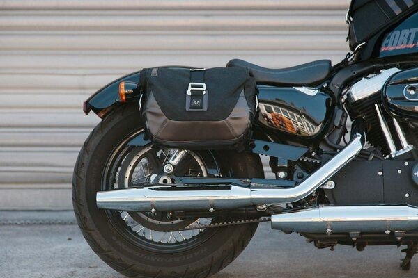 SWモテック / SW-MOTECH　Legend Gear（レジェンドギア） サイドバッグセット - ブラックEdition Harley Davidson Sportster models (04
