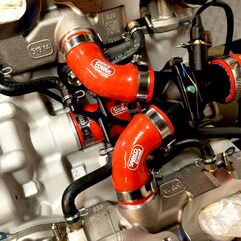 Samco Sport / サムコスポーツ シリコンラジエータークーラントホースキット レッド Ducati Streetfighter（ストリートファイター） V4 / V4S 2020 - 2025 8 ピース | DUC-39-RD