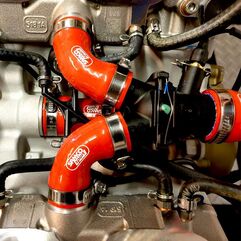 Samco Sport / サムコスポーツ シリコンラジエータークーラントホースキット レッド Ducati Streetfighter（ストリートファイター） V4 / V4S 2020 - 2025 8 ピース | DUC-39-RD
