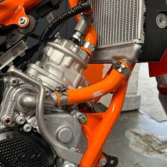 Samco Sport / サムコスポーツ シリコンラジエータークーラントホースキット オレンジ ハスクバーナ TC 50 2024 - 2025 2 ピース | KTM-134-OR