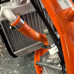 Samco Sport / サムコスポーツ シリコンラジエータークーラントホースキット オレンジ ハスクバーナ TC 50 2024 - 2025 2 ピース | KTM-134-OR