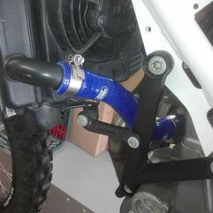サムコスポーツ / Samco Sport Husqvarna Enduro 701 2016 - 2020 2 ピース シリコンラジエーター クーラントホースキット | HUS-34-BU