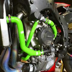 サムコスポーツ / Samco Sport Kawasaki ZX 10R 2011 - 2015 4 ピース Y-ピース Race Design シリコンラジエーター クーラントホースキット | KAW-67-GN